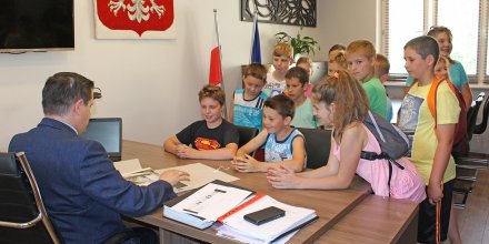 Burmistrz opowiada młodzieży o inwestycjach na najbliższe lata